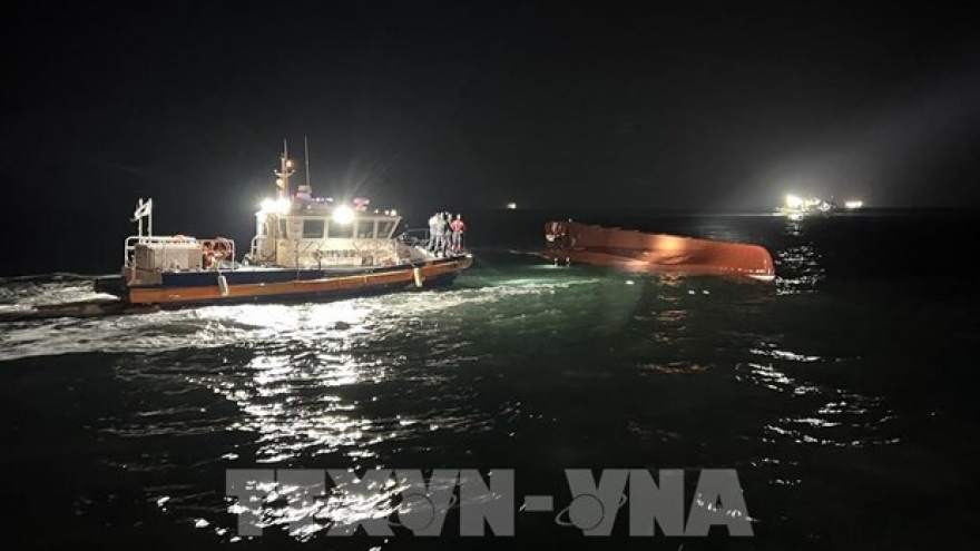 Two Vietnamese fishermen missing in RoK boat sinking